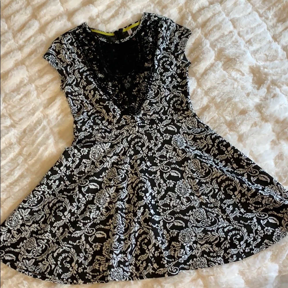Black and white patterned dress